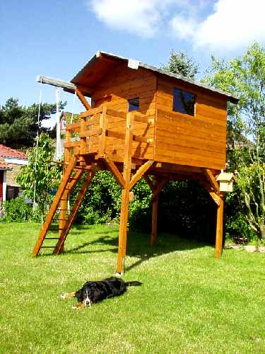 fertiges Kinderhaus mit Vogelhaus