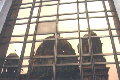 Der Berliner Dom spiegelt sich im Palast der Republik