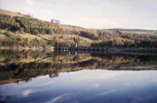 Spiegelung in einem See im Norden Englands