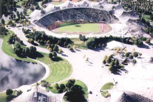 Das Münchner Olympiastadion vom Olympiaturm aus aufgenommen.