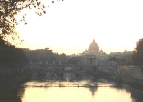 Der Petersdom spiegelt sich im Tiber