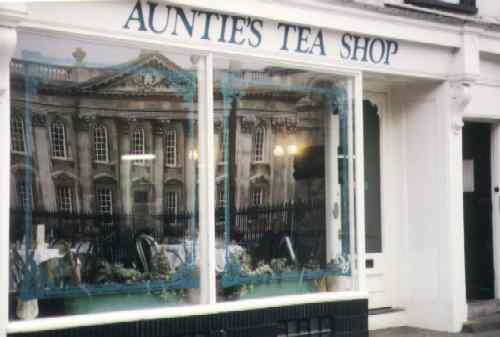 Spiegelung in einem britischen Teeladen