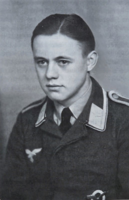 Wilhelm Janssen, damals 20 Jahre alt, als Unteroffizier und Flugzeugf&uuml;hrer bei der Luftwaffe im Jahre 1943