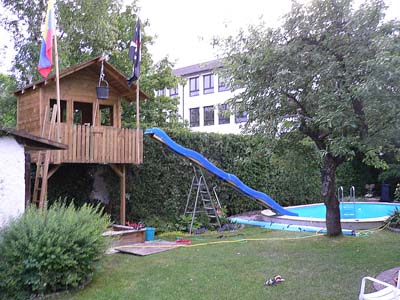 Kindcerhaus der Familie Müller mit WSasserrutsche
